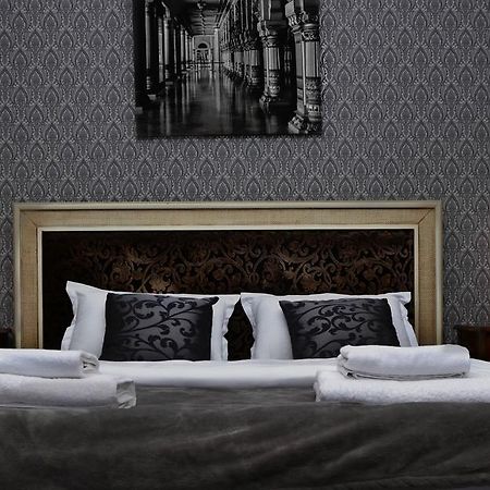 Free People Hostel Lviv Buitenkant foto