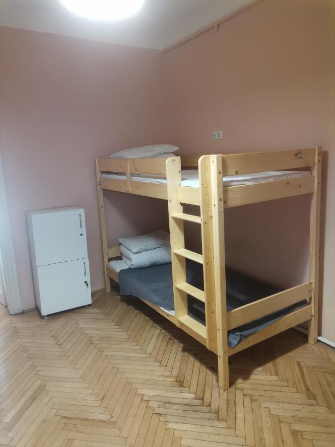Free People Hostel Lviv Buitenkant foto