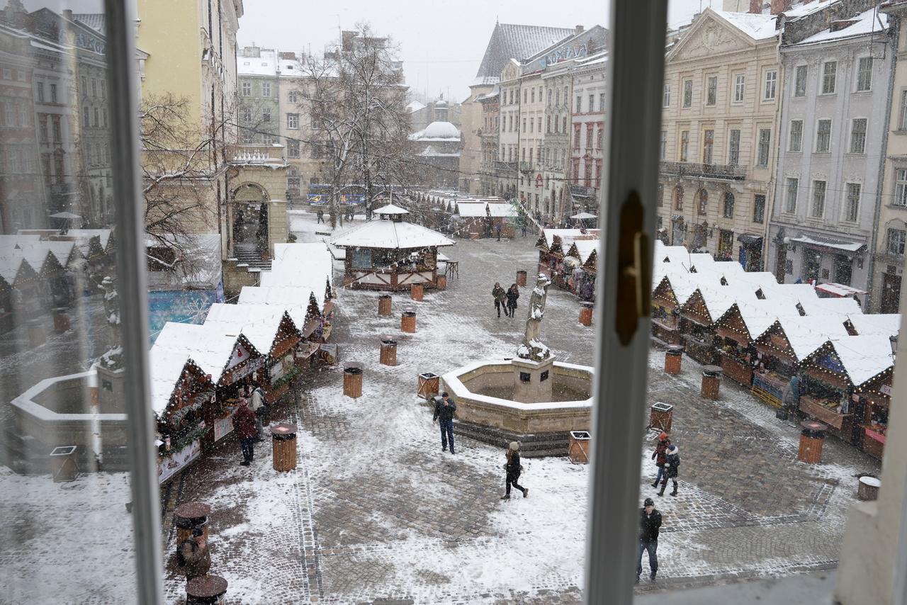 Free People Hostel Lviv Buitenkant foto