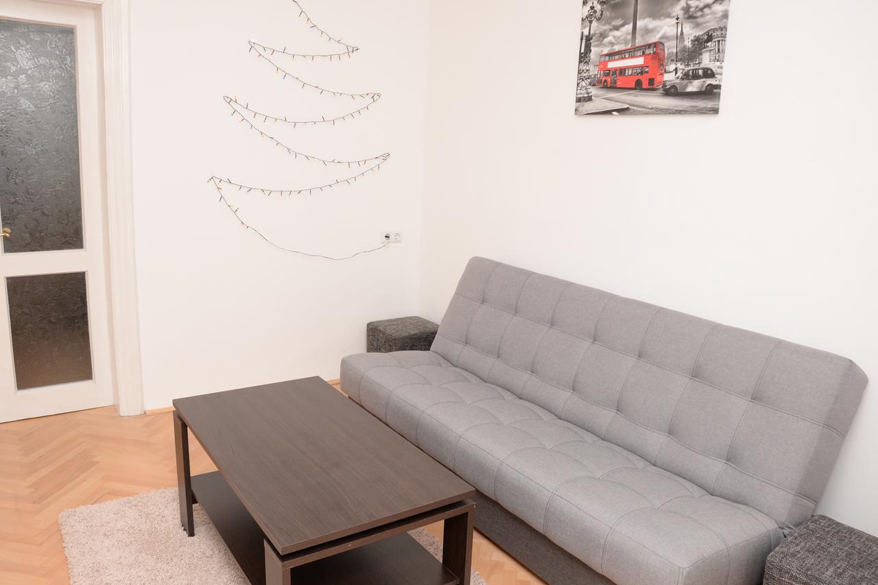 Free People Hostel Lviv Buitenkant foto