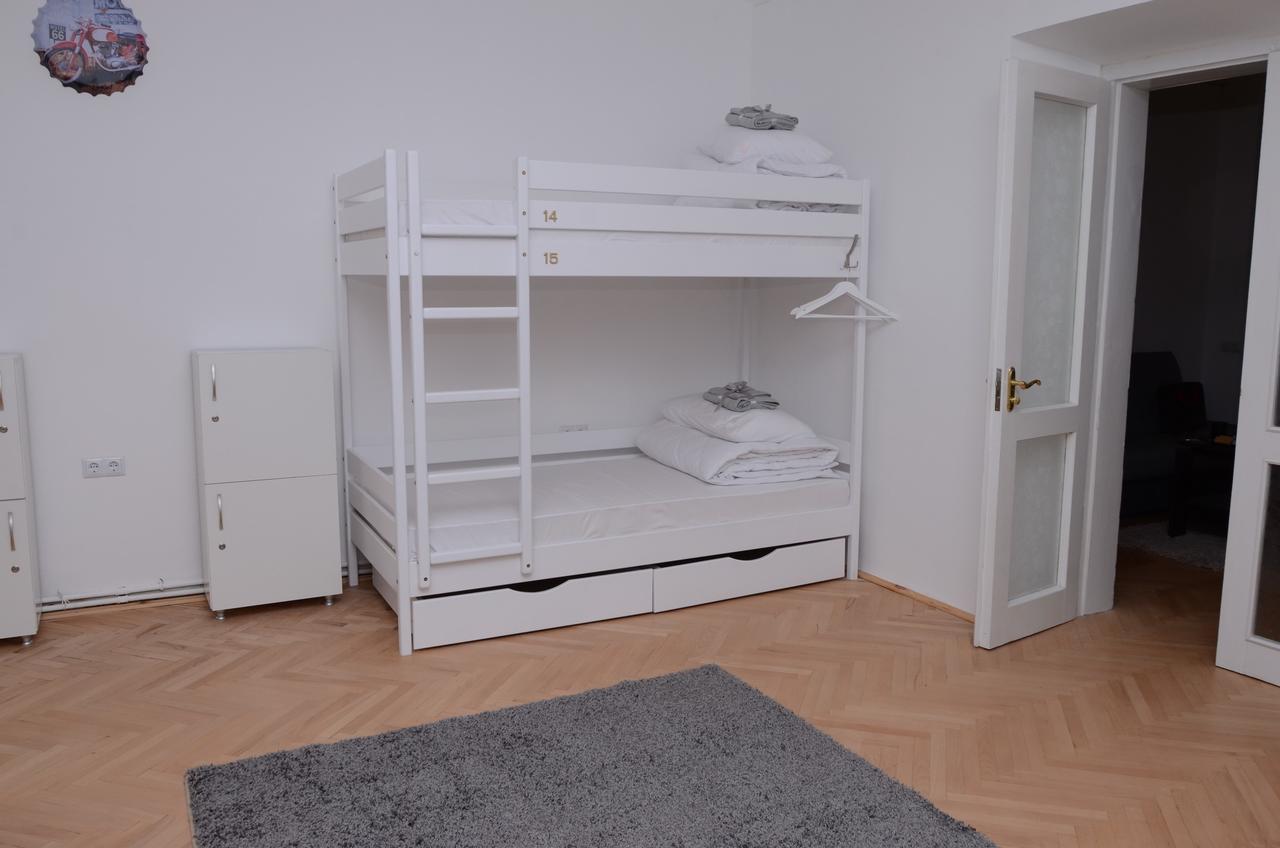 Free People Hostel Lviv Buitenkant foto