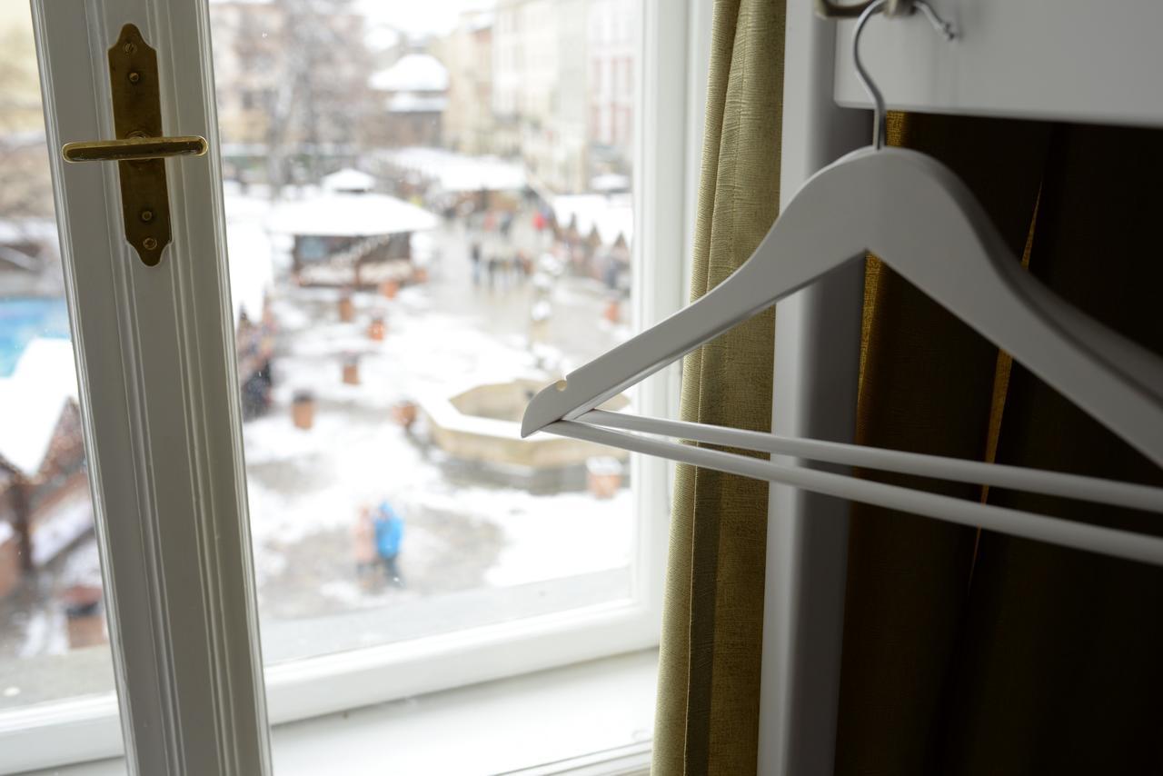 Free People Hostel Lviv Buitenkant foto