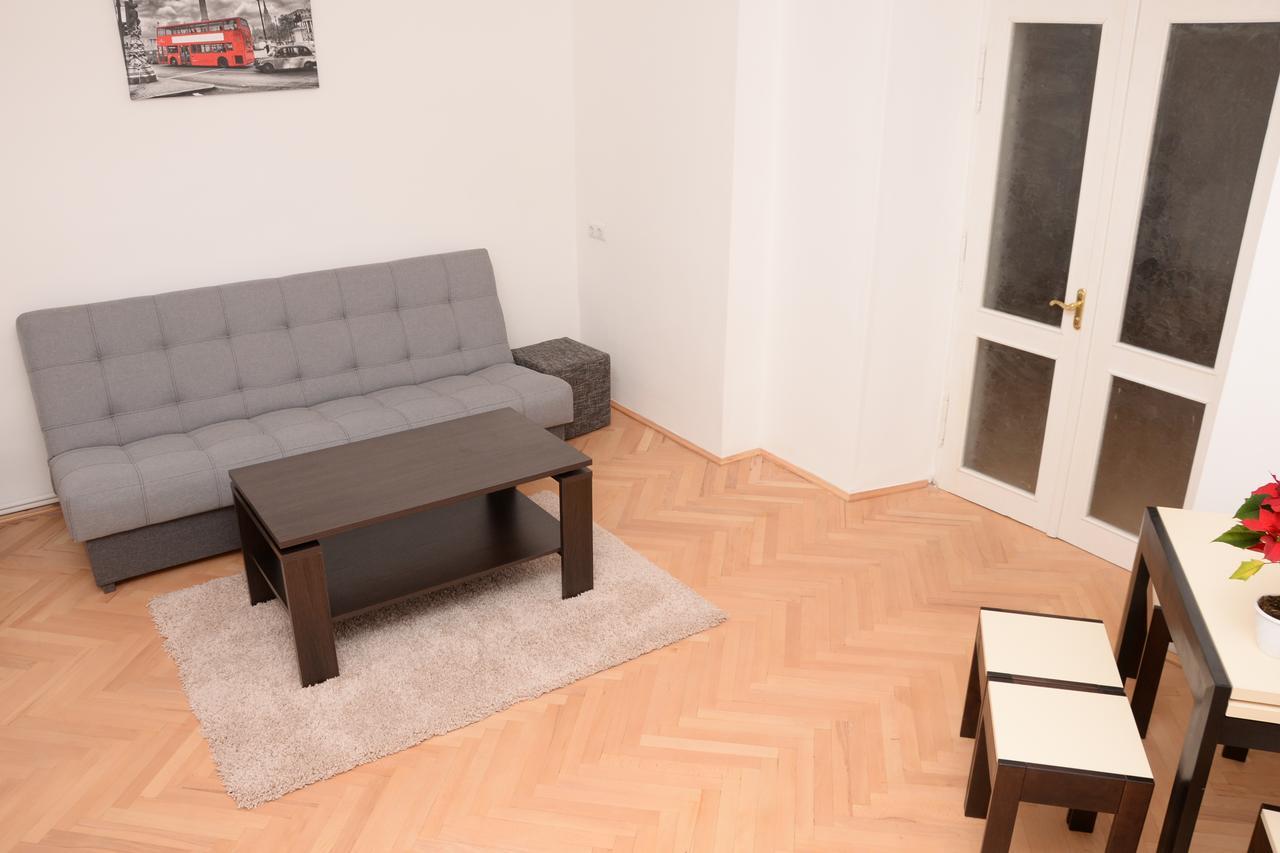 Free People Hostel Lviv Buitenkant foto