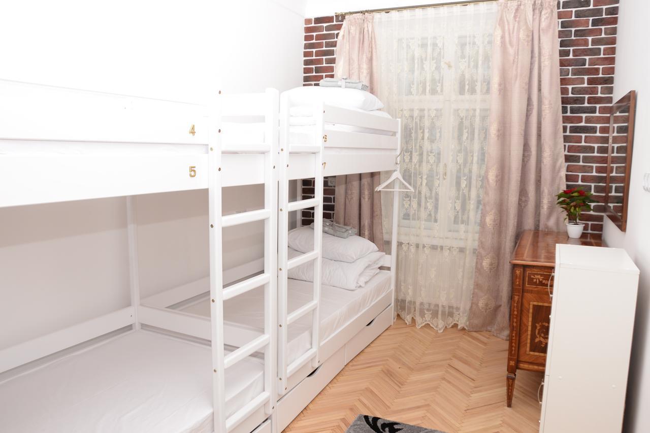 Free People Hostel Lviv Buitenkant foto