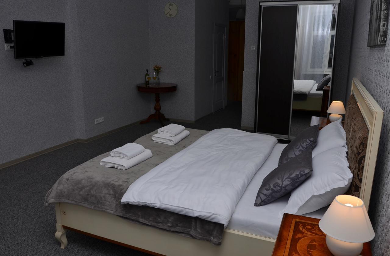 Free People Hostel Lviv Buitenkant foto