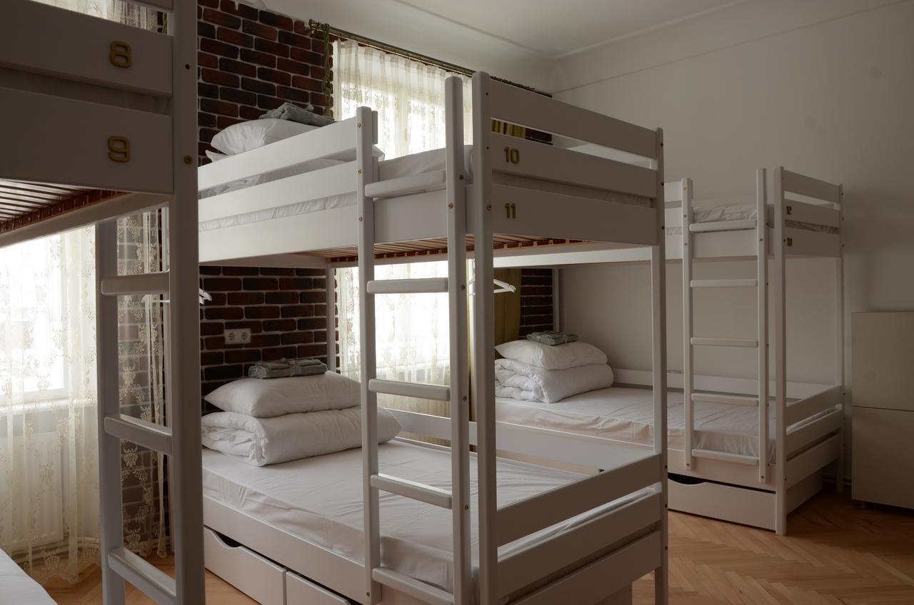 Free People Hostel Lviv Buitenkant foto